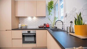 Fridge, oven, stovetop, coffee/tea maker - O&O Group - Eclectic Chic Thissio Apartment (Athina)