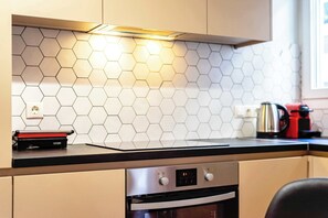 Réfrigérateur, four, plaque de cuisson, cafetière/bouilloire