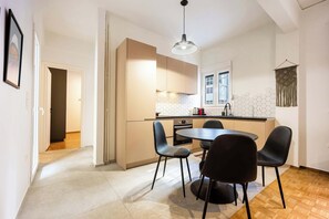 Dining - O&O Group - Eclectic Chic Thissio Apartment (Athina)