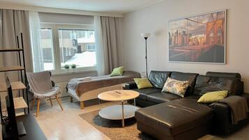 Apartamento conforto, 2 quartos, vista para a cidade | 2 quartos, ferros/tábuas de passar roupa, Wi-Fi de cortesia