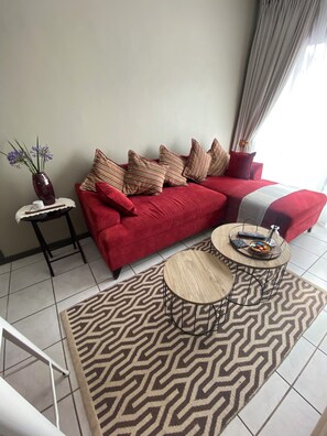 Smart TV - Charming 2-bedroom apartment in leafy Pretoria with Unlimited WiFi just off R21 (Pretoria)