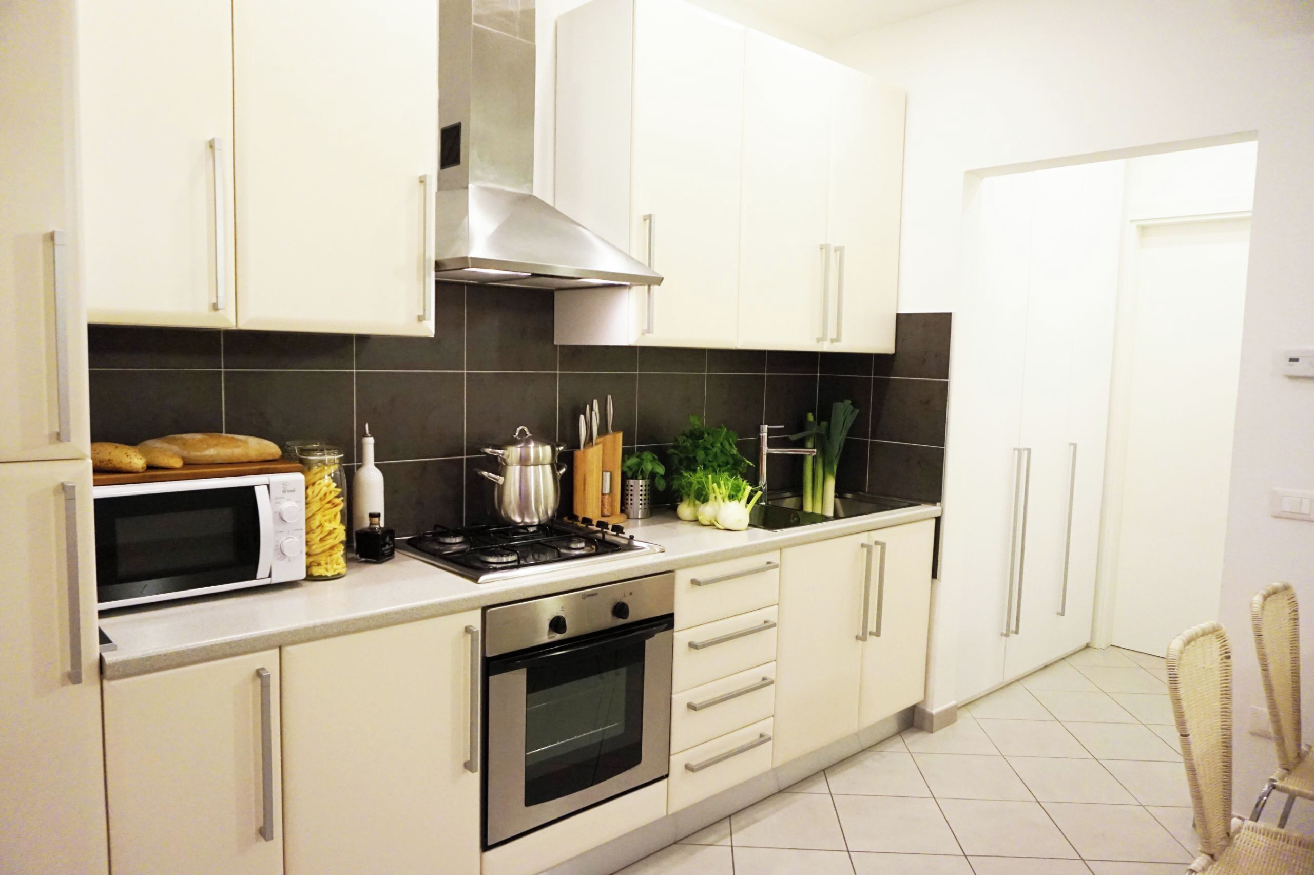 Mikrowelle, Ofen, Herdplatte, Wasserkocher mit Kaffee-/Teezubehör