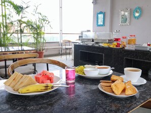 Café da manhã com buffet todos os dias (INR 300 por pessoa) 