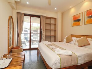 Minibar, desk, laptop workspace, soundproofing - Hotel Tattva Suites Pune (Pune)