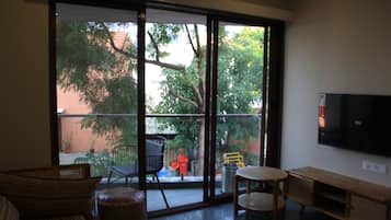 Classic Suite, Balcony, City View | Living area