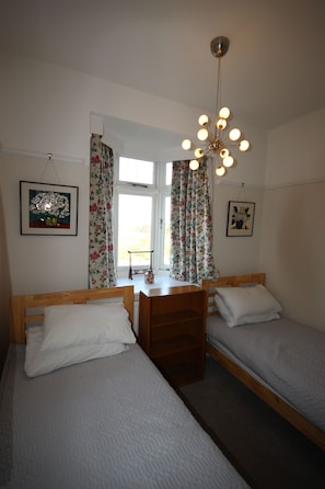 4 bedrooms, iron/ironing board, WiFi, bed sheets