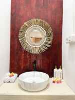Habitación doble | Baño | Ducha, artículos de higiene personal gratuitos, toallas y jabón