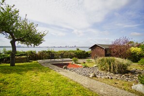 Property grounds - Idyllic thatched house on the Strelasund - Reethaus Altefähr (Altefähr)