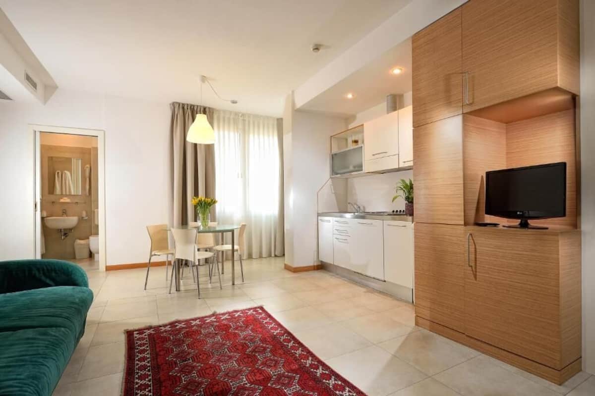 In-room safe, soundproofing, iron/ironing board, free WiFi