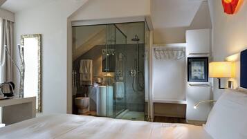 Een kluis op de kamer, geluiddichte muren, een strijkplank/strijkijzer