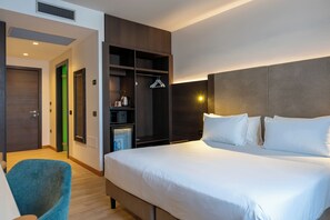 خزنة داخل الغرفة وتجهيزات عازلة للصوت ومكواة/لوح كي وواي فاي مجانًا