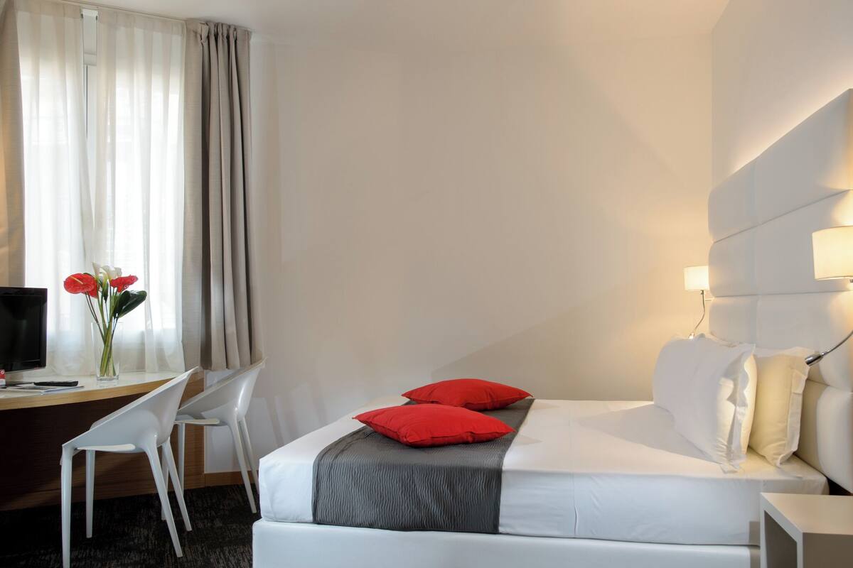 In-room safe, soundproofing, iron/ironing board, free WiFi