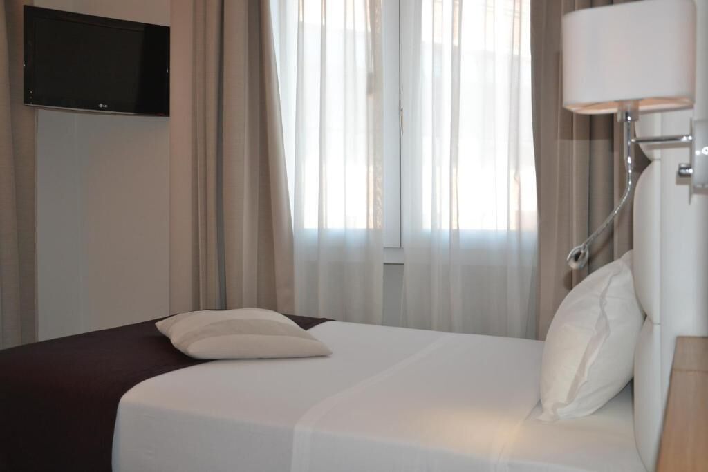 In-room safe, soundproofing, iron/ironing board, free WiFi