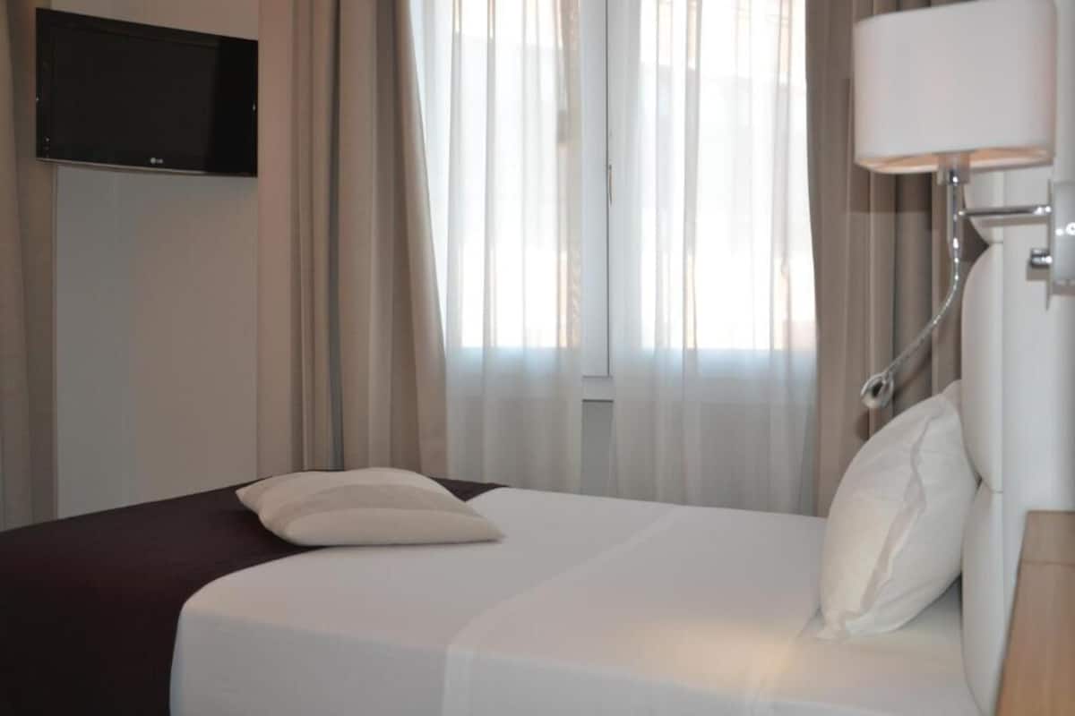 In-room safe, soundproofing, iron/ironing board, free WiFi
