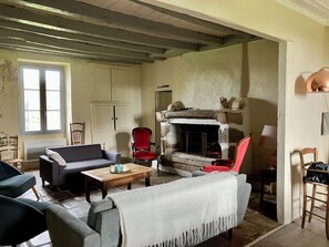 Smart-tv, een dvd-speler, boeken en een stereo