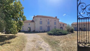 A large building with a traditional architectural style, featuring a central entrance and multiple windows. - Le Gîte de Font Valet (Millac)