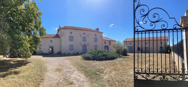 A large building with a traditional architectural style, featuring a central entrance and multiple windows. - Le Gîte de Font Valet (Millac)