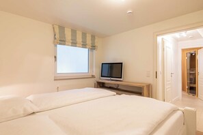 3 bedrooms, iron/ironing board, free WiFi