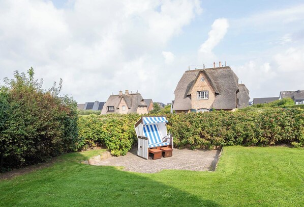 Property grounds - Semi-detached house close to the beach with approx. 100 m² living space for up to 6 people (Wenningstedt-Braderup (Sylt))