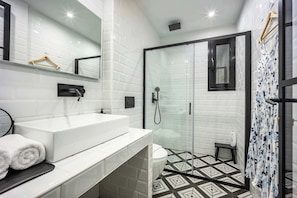 Douche, sĂšche-cheveux, serviettes fournies, shampoing