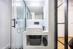 Dusche, Haartrockner, Handtücher, Shampoo