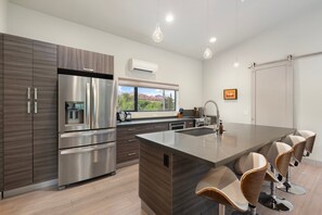 ثلاجة، ميكروويف، فرن، موقد طهي مسطح