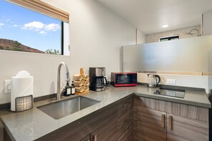 Kühlschrank, Mikrowelle, Herdplatte, Geschirrspüler