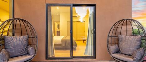 2 عدّة غرف نوم ومكواة/لوح كي وسرير سفر وواي فاي