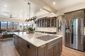 Fridge, microwave, oven, stovetop - NEW| Luxe Sycamore Canyon Retreat |Hot Tub|Firepit (Sedona)