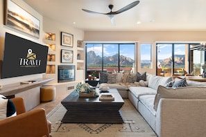 TV, fireplace, books, stereo - NEW| Luxe Sycamore Canyon Retreat |Hot Tub|Firepit (Sedona)