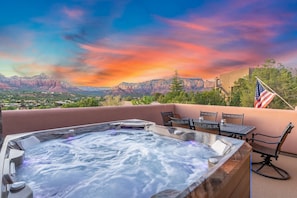 Outdoor dining - NEW| Luxe Sycamore Canyon Retreat |Hot Tub|Firepit (Sedona)