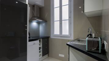 Køleskab, kogeplade, opvaskemaskine, kaffe-/temaskine