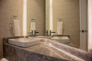 Dusj, hårføner og håndklær