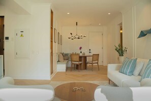 TV, offices - w*| Lovely 3BR w/ Incredible Balcony in Miraflores (Miraflores)