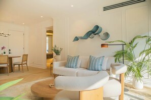 TV, offices - w*| Lovely 3BR w/ Incredible Balcony in Miraflores (Miraflores)