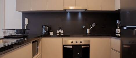 Mikroaaltouuni, uuni, liesi, leivänpaahdin