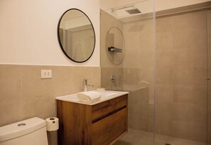 Dusche, Haartrockner, Handtücher