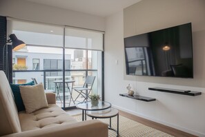 Televisión, estéreo y oficina 