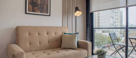 Televisie, een stereo en een kantoor