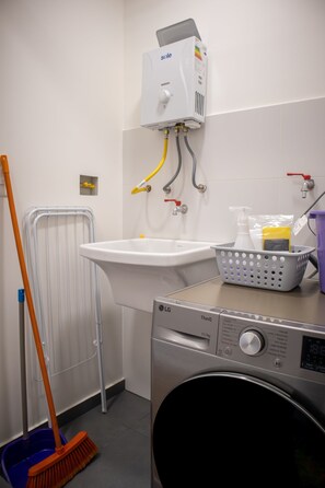 Suihku, hiustenkuivaaja, pyyhkeet