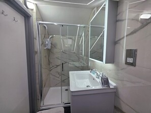 Shower, towels - 5‑Bed Solihull House & Annex for Groups (Solihull)