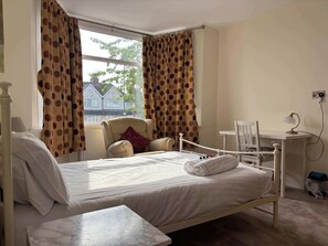 5 bedrooms, iron/ironing board, WiFi, bed sheets - 5‑Bed Solihull House & Annex for Groups (Solihull)