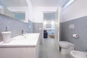 Luxury Apartment, Multiple Bedrooms, Sea View | Bathroom | Shower, towels, soap, shampoo - HT RTA Sole Dell'Argentario (Porto Santo Stefano)