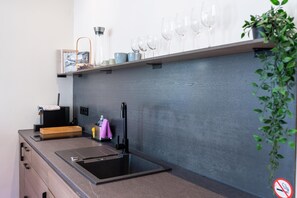 Kjøleskap, mikrobølgeovn, kokeplater og kaffetrakter/tekoker