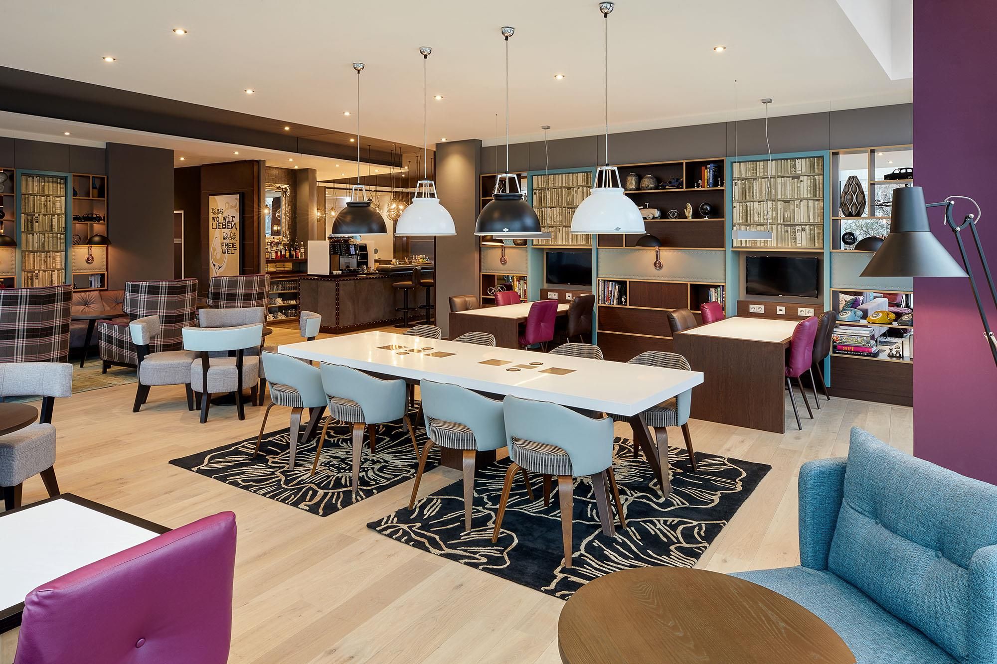 Un interior moderno con comedor, barra y estanterías.