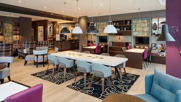 Un interior moderno con comedor, barra y estanterías.