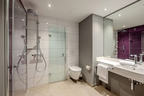 Standard-Doppelzimmer, barrierearm (Barrier Free Room) | Schallisolierte Zimmer, kostenloses WLAN, Bettwäsche