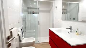 SĂšche-cheveux, serviettes fournies, savon, papier toilette