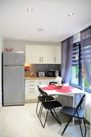 Dining - Wollaton Haven for Family and Contractors (Nottingham)