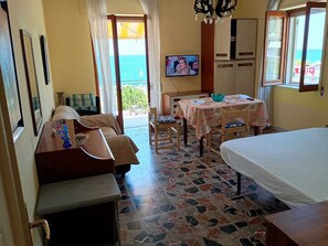 3 camere, una scrivania, ferro/asse da stiro, Wi-Fi gratuito